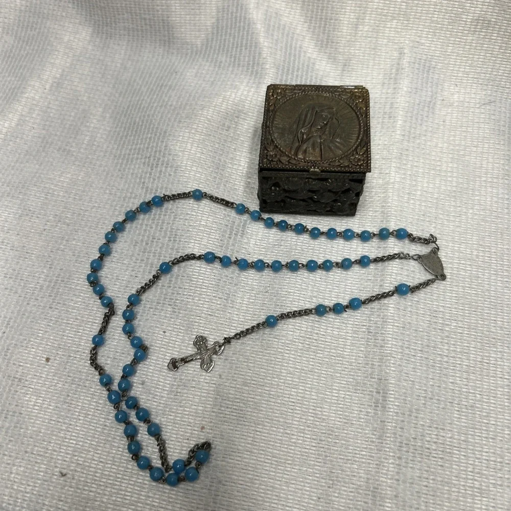 Vintage Small Box With Image Of Virgin Mary Rosary Box With Rosary Included